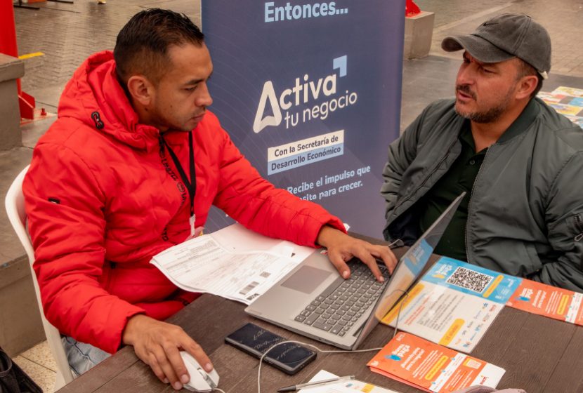 Imagen relacionada con una persona que recibe asesoría para un crédito