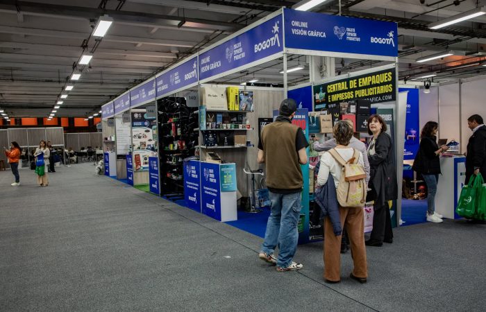 Imagen de estands de corazones productivos en feria de empaques