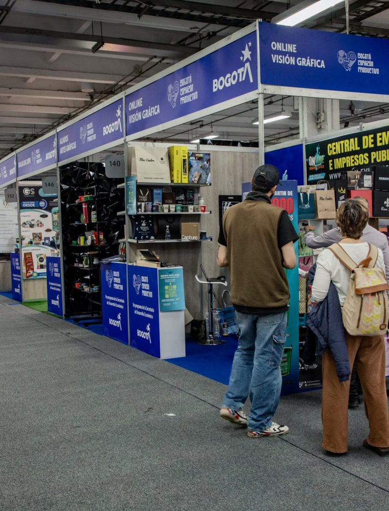 Imagen de estands de corazones productivos en feria de empaques