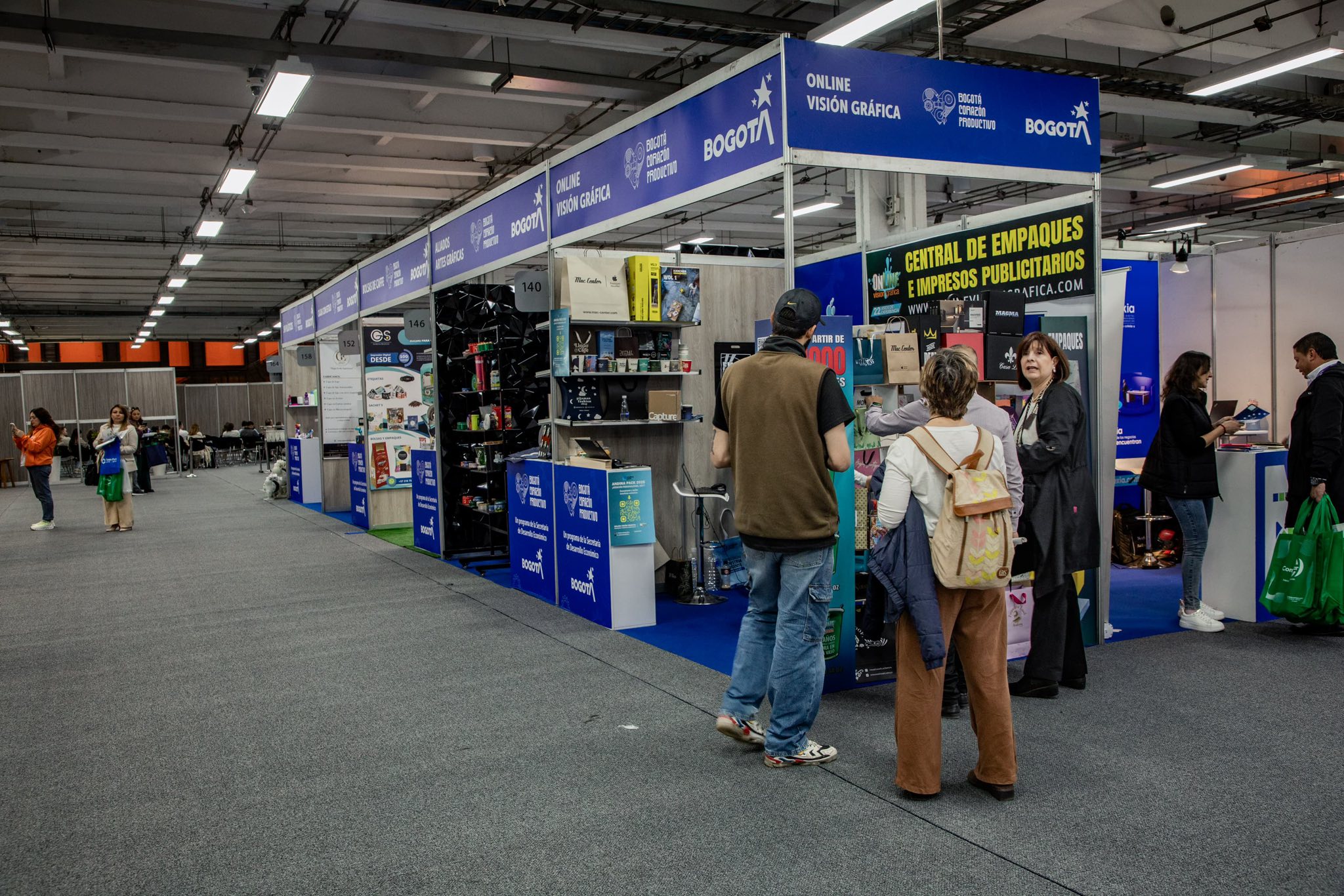 Imagen de estands de corazones productivos en feria de empaques