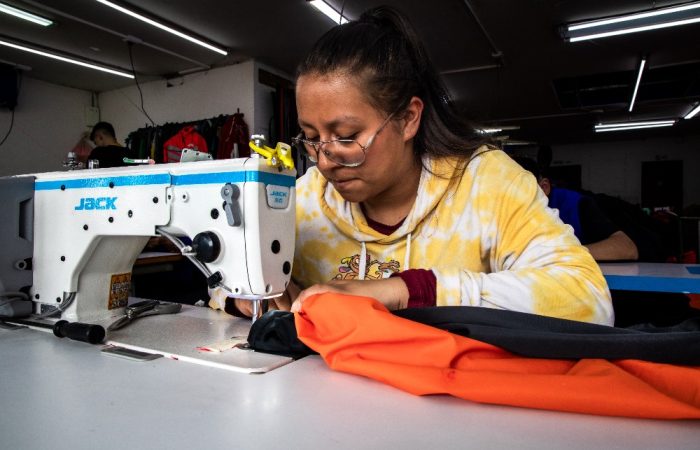 Imagen relacionada con una mujer en actividades de confección