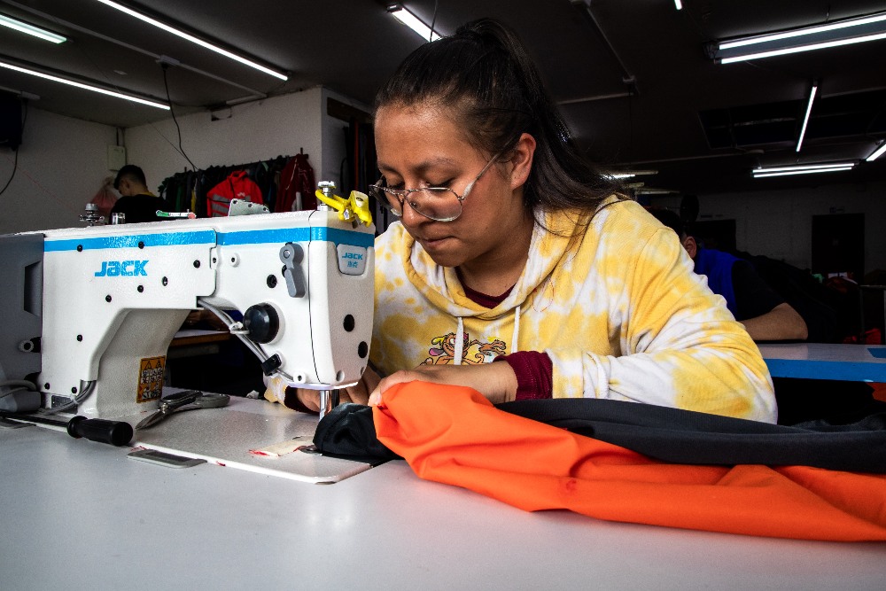 Imagen relacionada con una mujer en actividades de confección