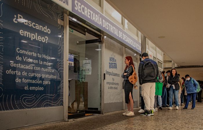 Imagen relacionada con jóvenes que se registran en una feria de empleo