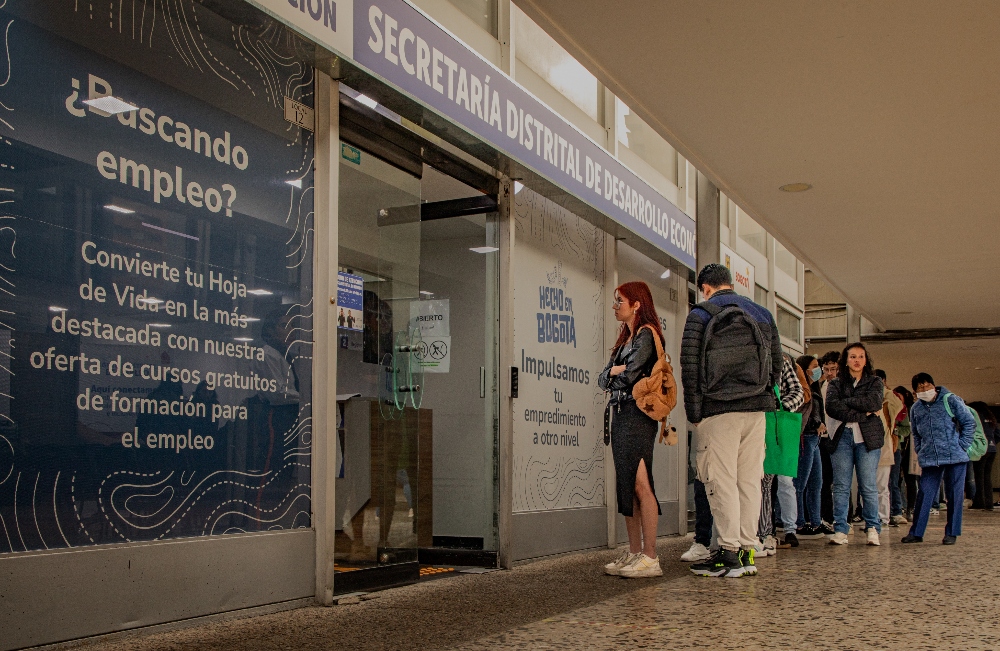 Imagen relacionada con jóvenes que se registran en una feria de empleo