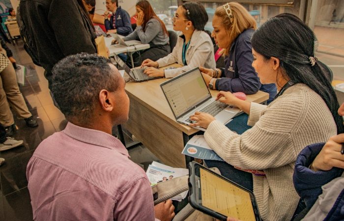 Imagen relacionada con inscripciones en una feria de empleo