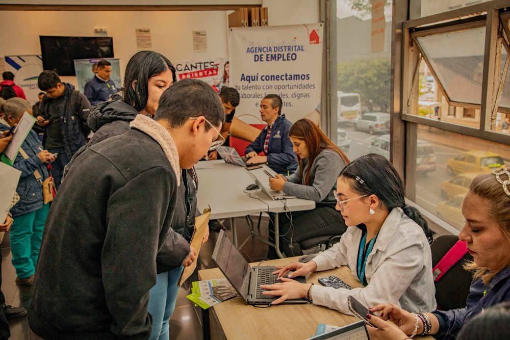Imagen relacionada con un grupo de jóvenes en una feria de empleo