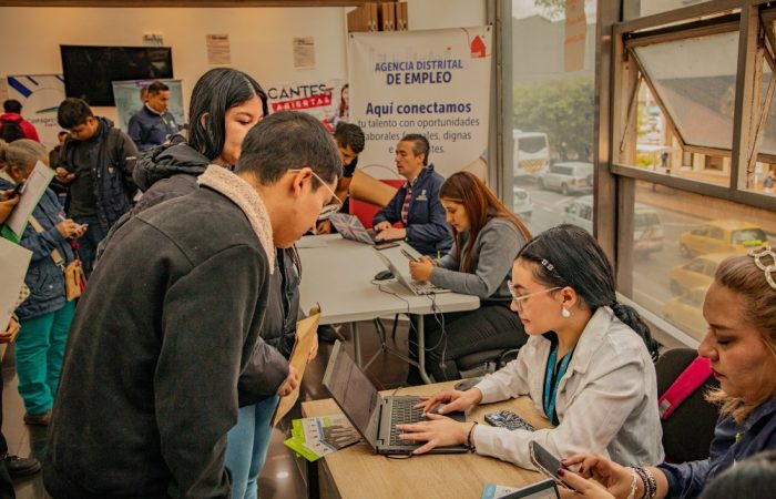 Imagen relacionada con jóvenes en registro de una feria de empleo