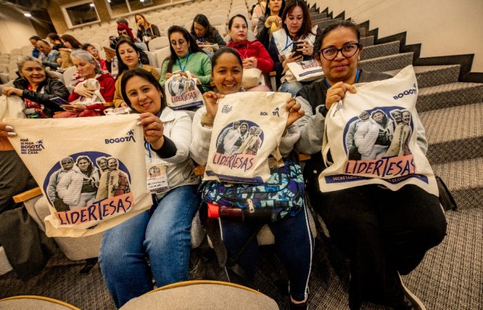 Foto relacionada con un grupo de mujeres en una sala de capacitación