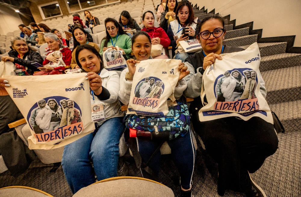 Foto relacionada con un grupo de mujeres en una sala de capacitación