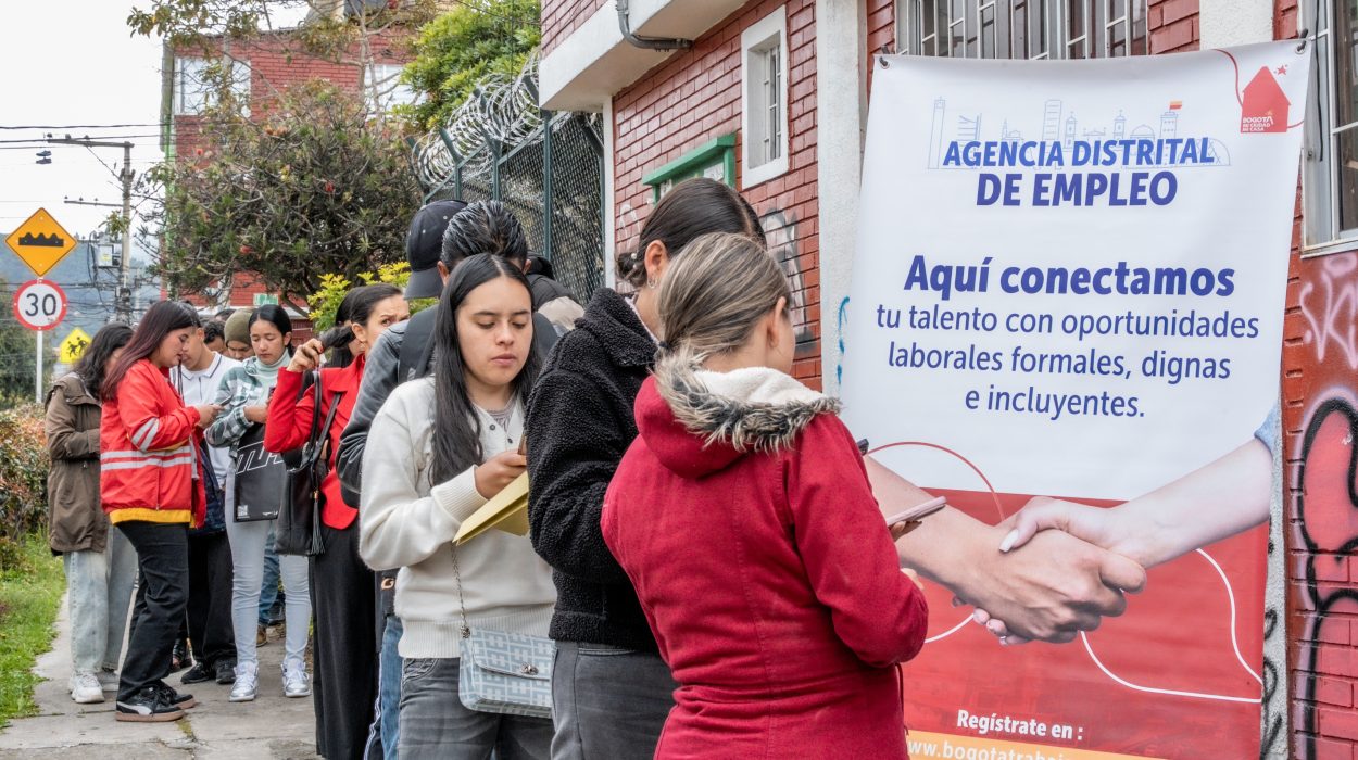 Imagen relacionada con un grupo de personas en una feria de empleo
