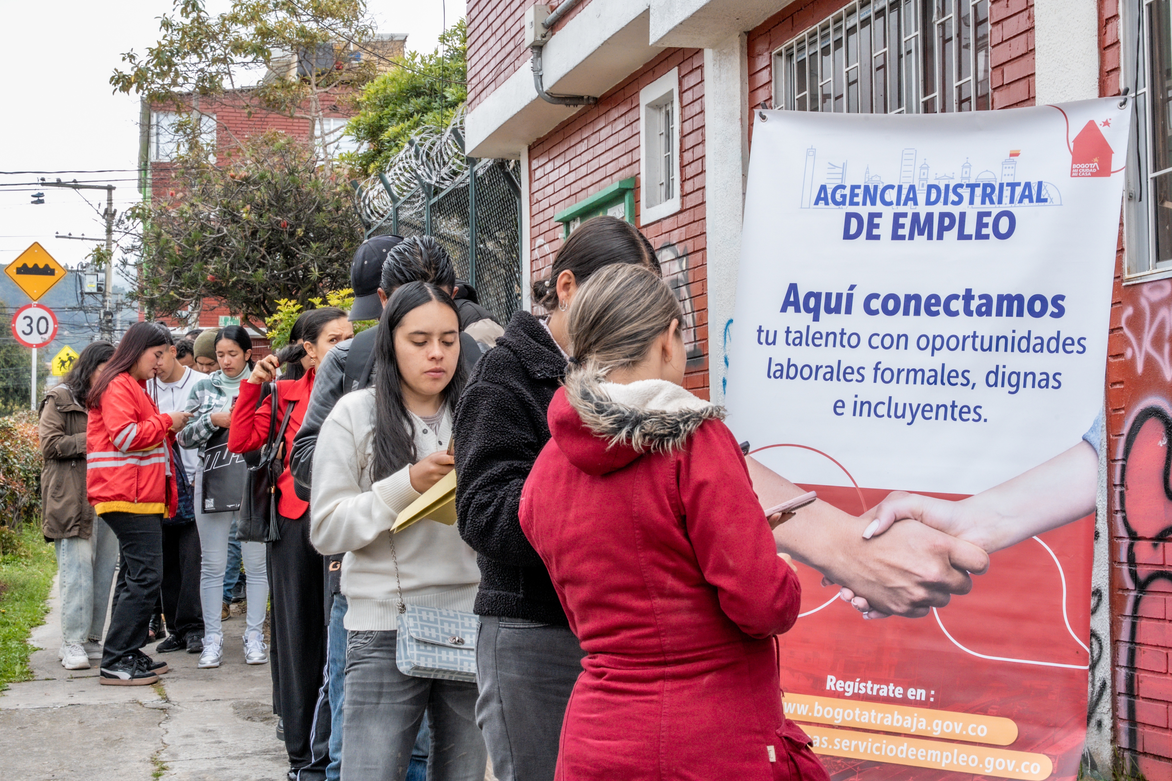Imagen relacionada con un grupo de personas en una feria de empleo