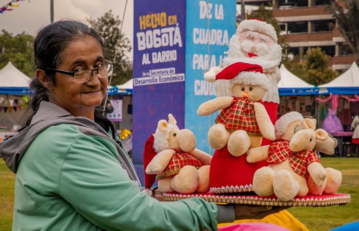 Imagen relacionada con una mujer que exhibe sus productos alusivos a temporada navideña