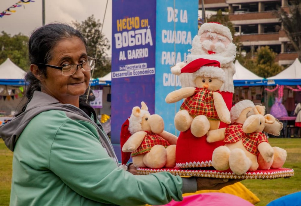 Imagen relacionada con una mujer que exhibe sus productos alusivos a temporada navideña