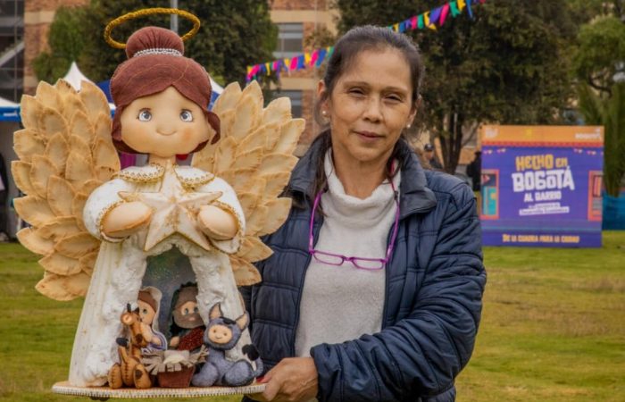 Imagen relacionada con una productora local que exhibe sus productos alusivos a temporada navideña