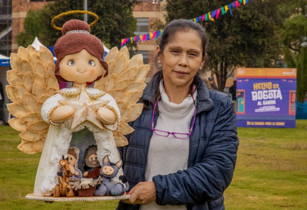 Imagen relacionada con una productora local que exhibe sus productos alusivos a temporada navideña