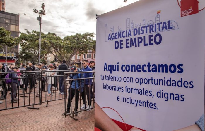 Imagen relacionada con un grupo de personas en una feria de empleo realizada en un parque de la ciudad