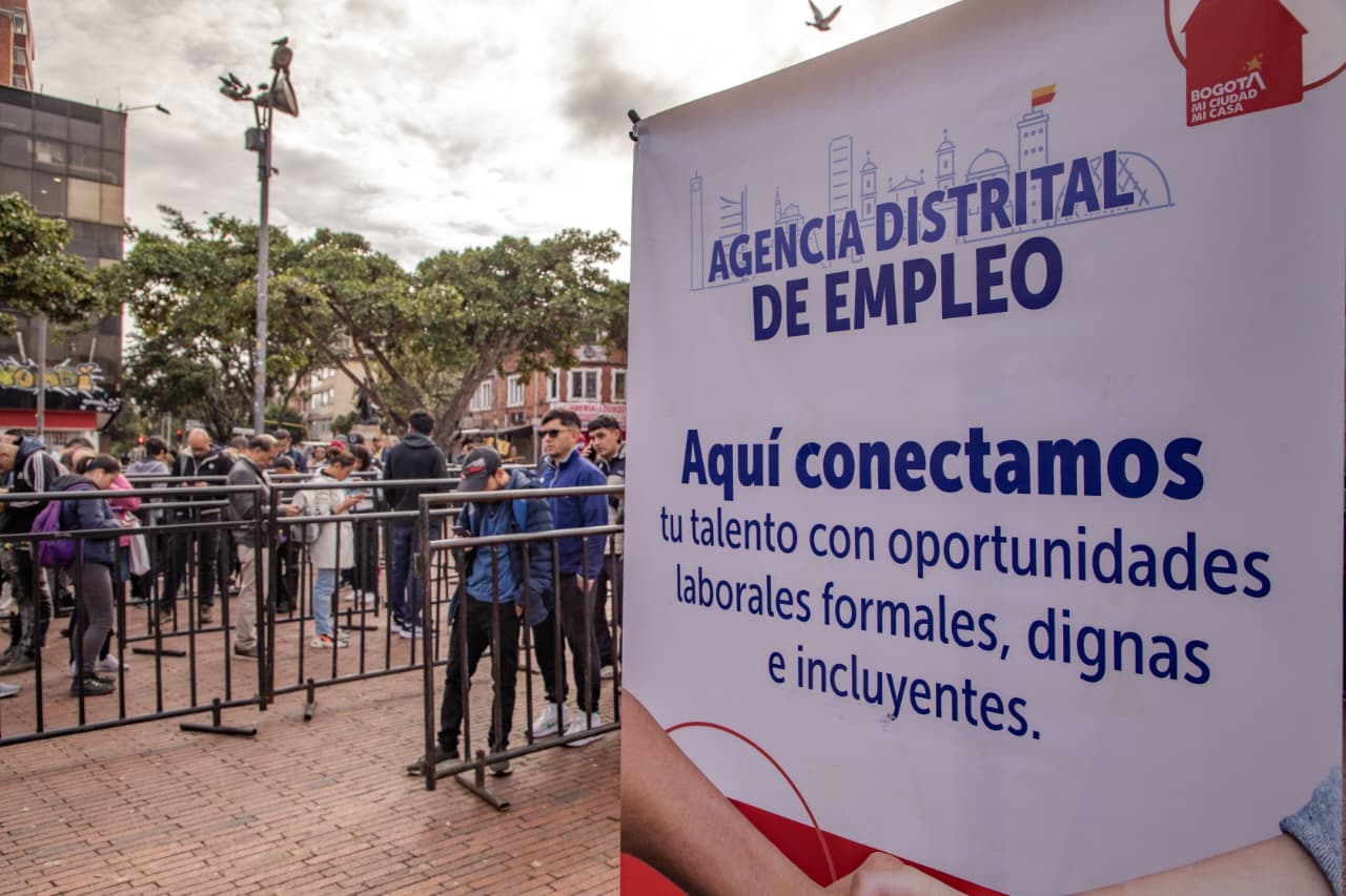 Imagen relacionada con un grupo de personas en una feria de empleo realizada en un parque de la ciudad
