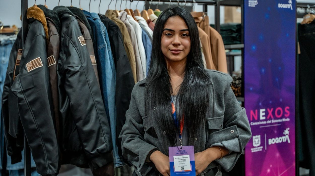 Imagen de una mujer emrpendedora que echibe artículos de moda