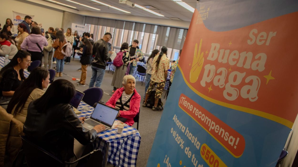 Imagen de un grupo de personas en una feria de inclusión financiera