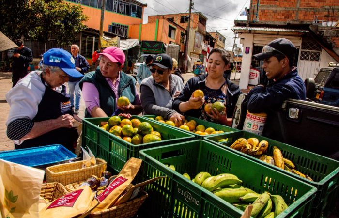 Imagen relacionada con actividades de comercio en una plaza de mercado
