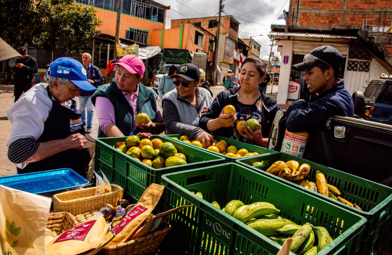 Imagen relacionada con actividades de comercio en una plaza de mercado