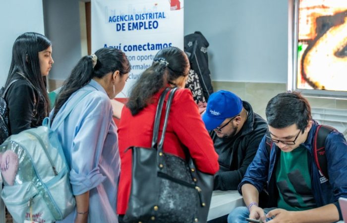 Imagen relacionada con un grupo de personas en inscripciones a una feria de empleo