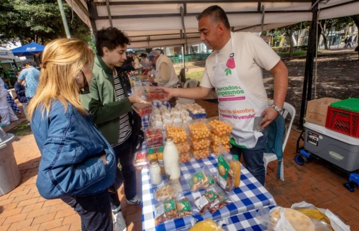 Imagen relacionada con un productor en un puesto de Mercados Campesinos