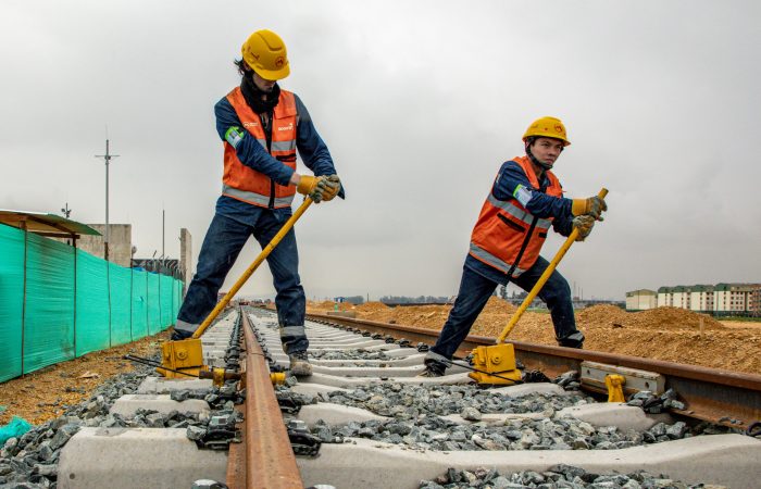 Imagen relacionada con trabajadores en una obra del metro de Bogotá