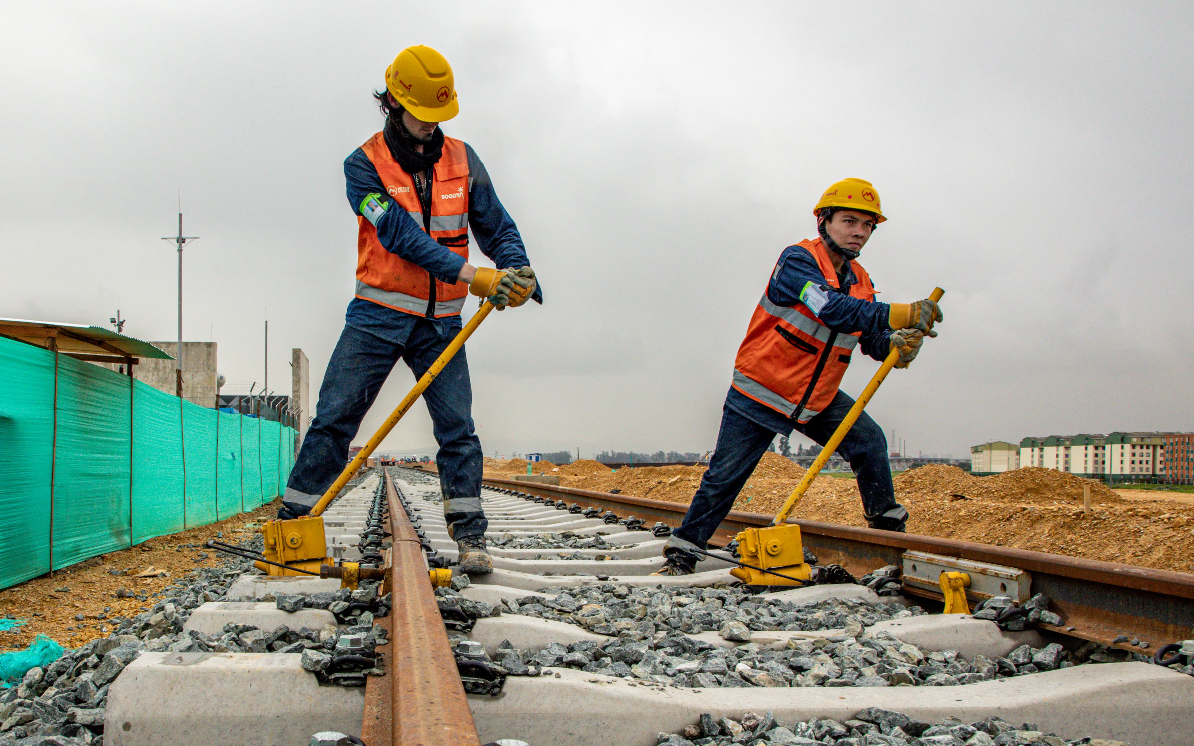 Imagen relacionada con trabajadores en una obra del metro de Bogotá
