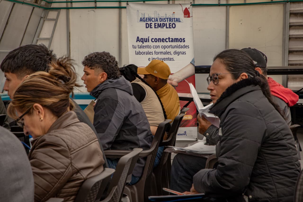 Imagen relacionada con un grupo de personas en una sala de capacitación de la Agencia de Empleo