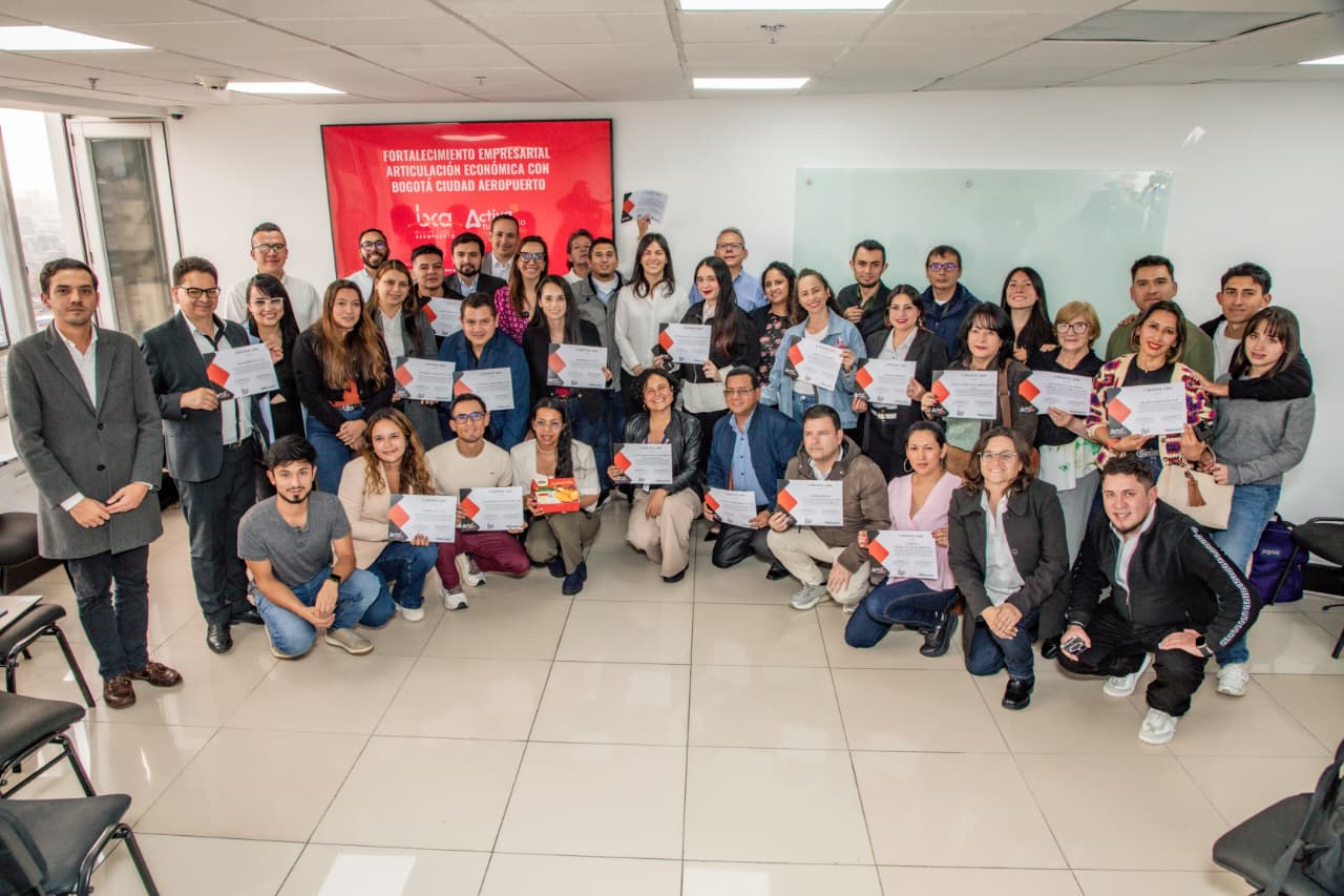 Imagen relacionada con un grupo de personas beneficiarias del fortalecimiento empresarial dirigido a compañías del entorno del Aeropuerto Internacional El Dorado,