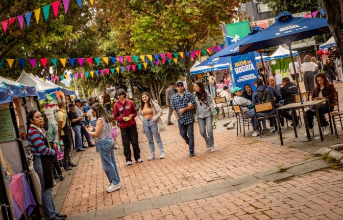 Imagen relacionada con vistantes en una feria de Hecho en Bogotá