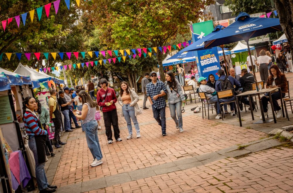 Imagen relacionada con vistantes en una feria de Hecho en Bogotá