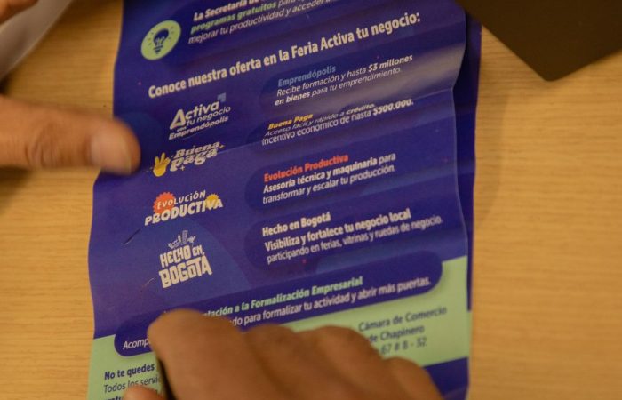 Imagen relacionada con una persona que revisa volante informativo de Activa tu Negocio