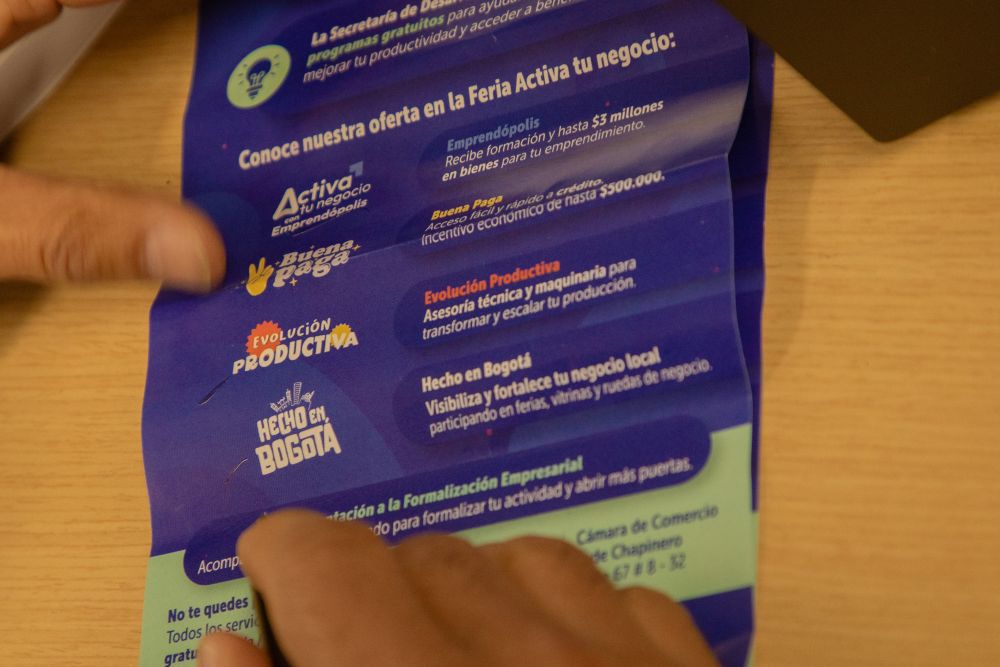 Imagen relacionada con una persona que revisa volante informativo de Activa tu Negocio