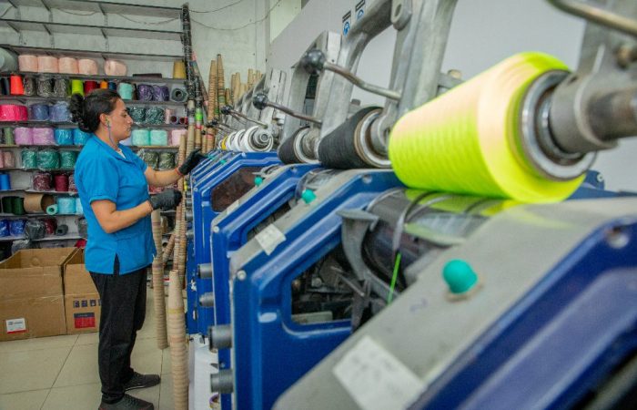 Imagen de una mujer en una fábrica de textiles