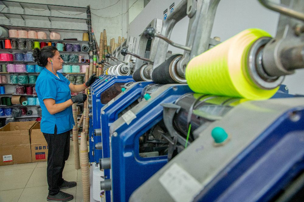 Imagen de una mujer en una fábrica de textiles