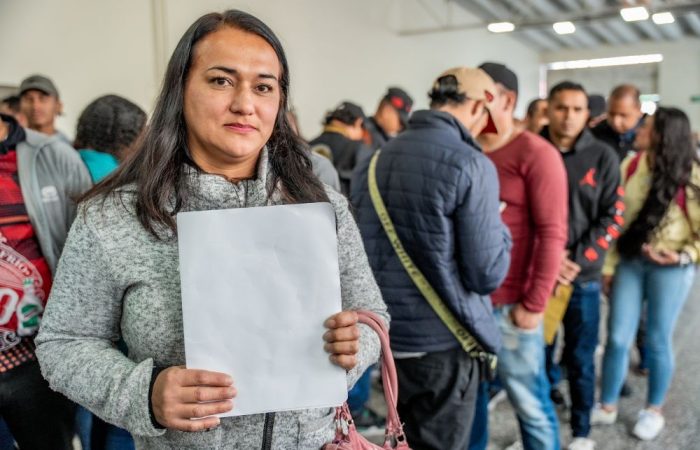 Imagen relacionada con una mujer en una feria de empleo