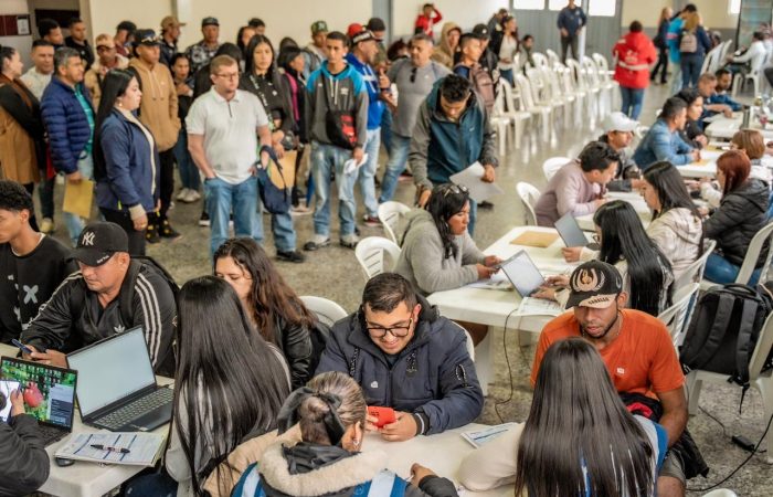Imagen relacionada con personas en una feria de empleo