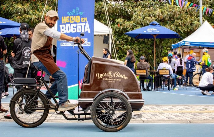 Imagen relacionada con una persona en bicileta en feria de Hecho en Bogotá