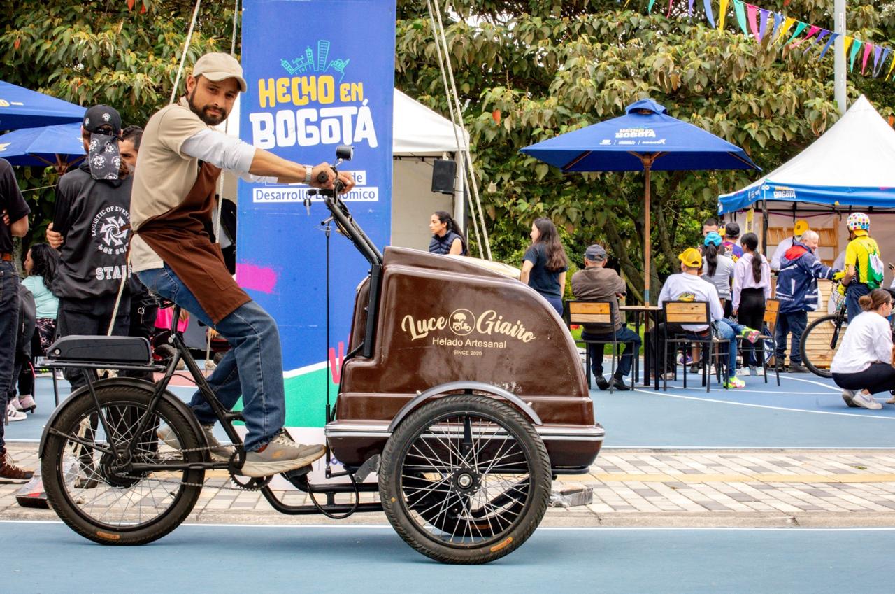 Imagen relacionada con una persona en bicileta en feria de Hecho en Bogotá