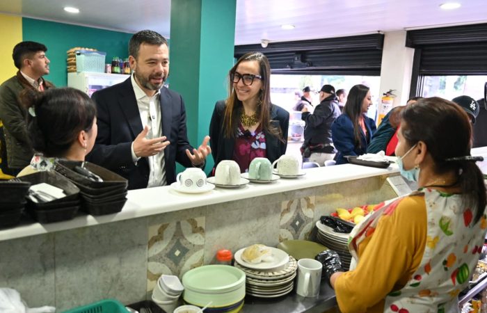 Imagen relacionada con el alcalde de Bogotá y la secretaria de Desarrollo Económico en una visita a un comercio de Bogotá
