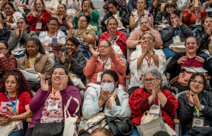 Imagen relacionada con un grupo de mujeres en una sala amplia de conferencias