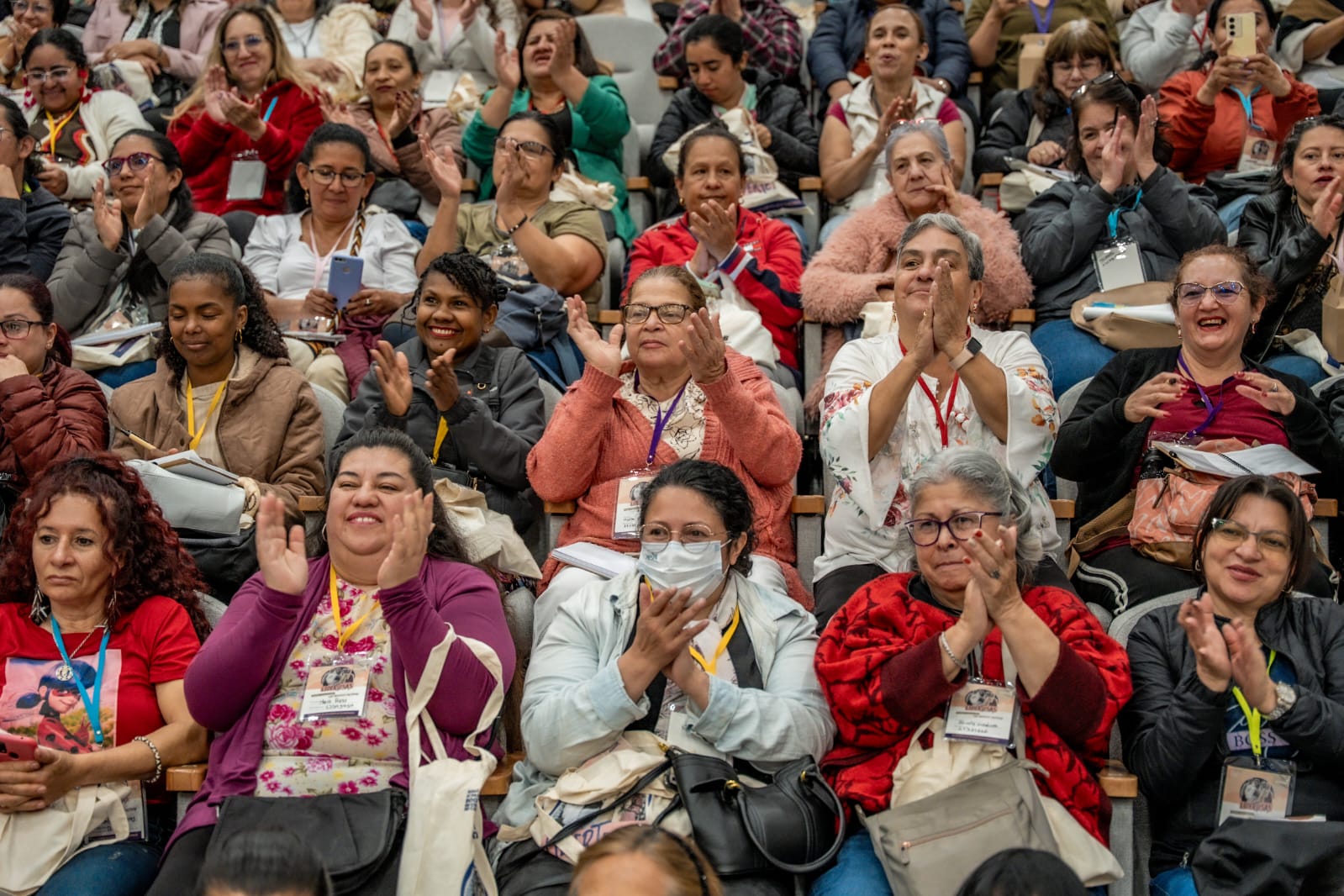 Imagen relacionada con un grupo de mujeres en una sala amplia de conferencias