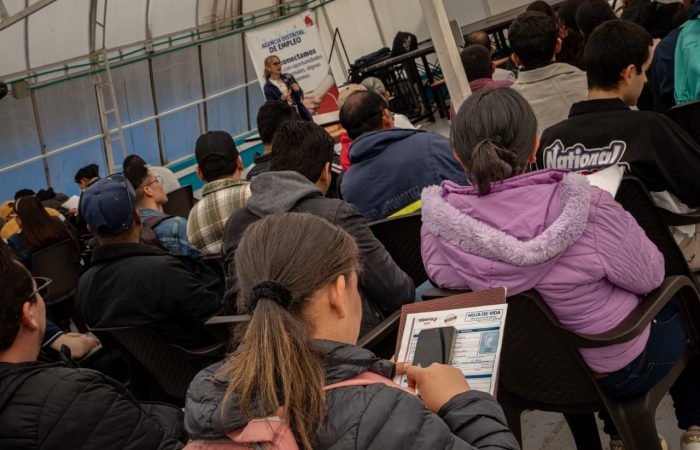 Imagen relacionada con personas que participan en una charla informativa en feria de empleo