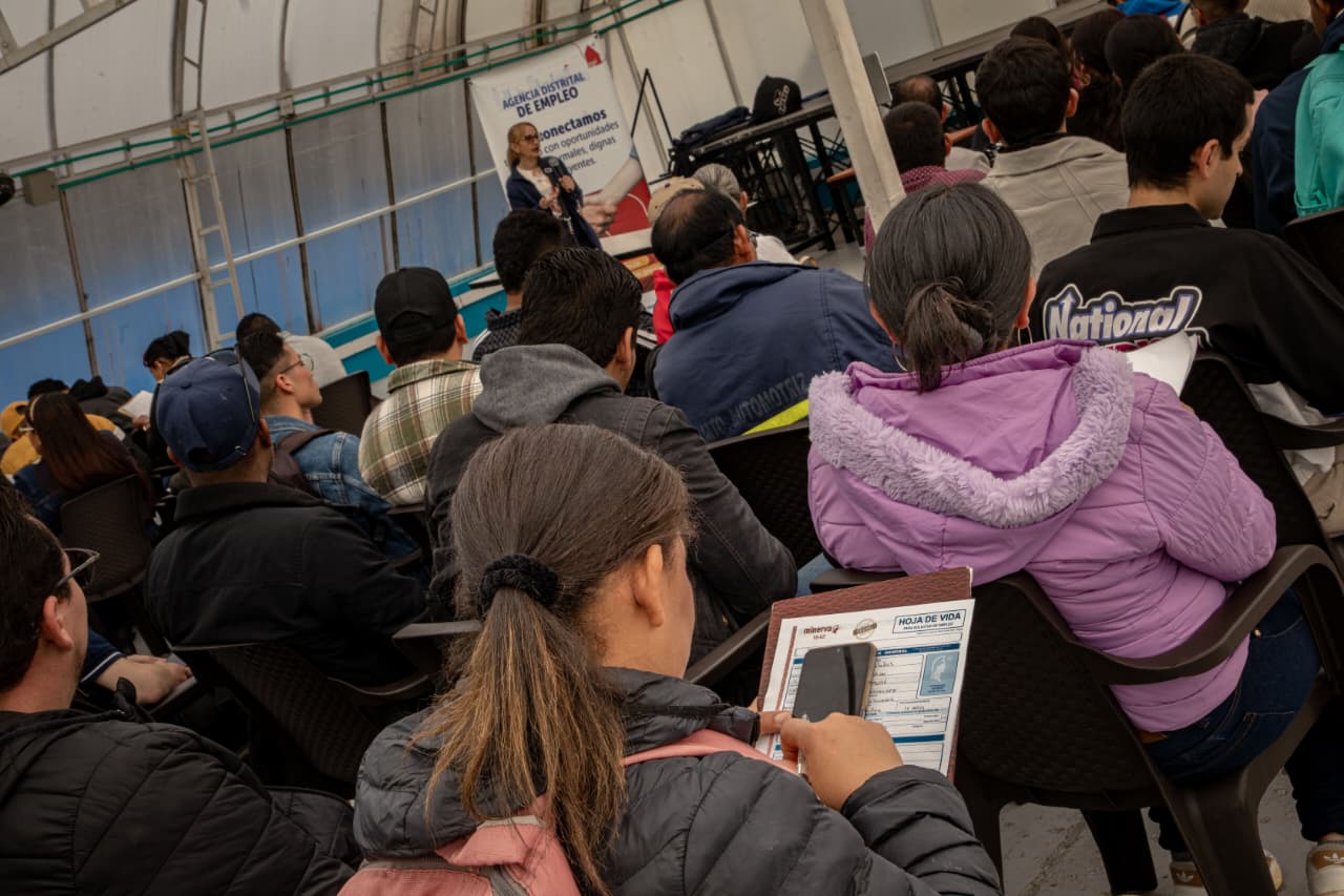 Imagen relacionada con personas que participan en una charla informativa en feria de empleo