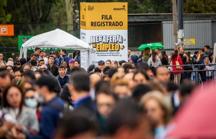 Imagen relacionada con personas que asisten a una Megaferia de empleo