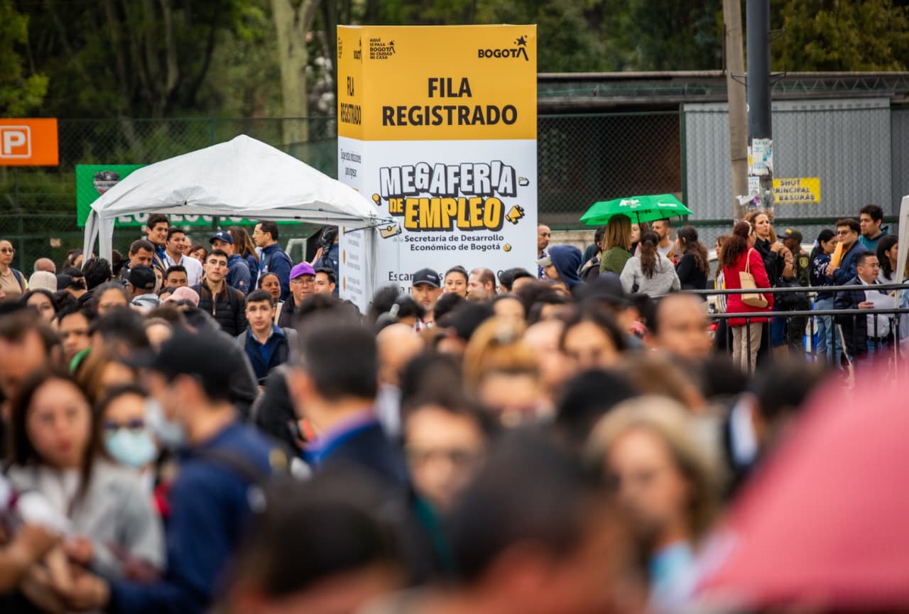 Imagen relacionada con personas que asisten a una Megaferia de empleo