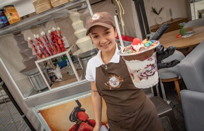 Imagen relacionada con una mujer emprendedora en una feria