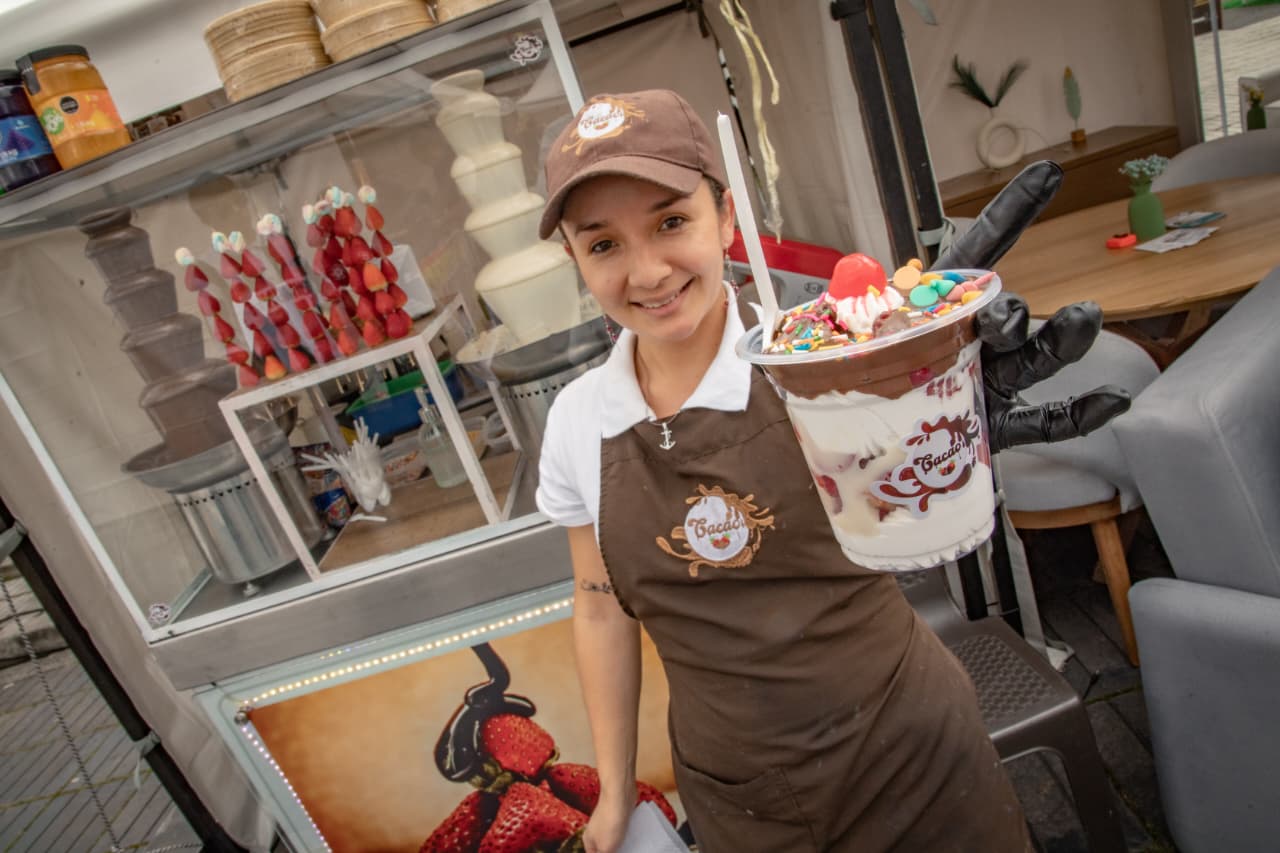 Imagen relacionada con una mujer emprendedora en una feria